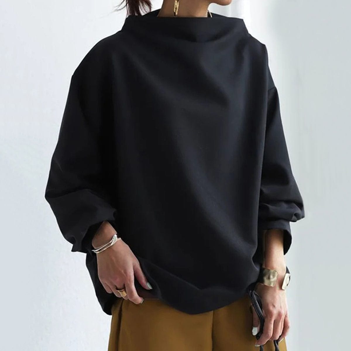 Laevynne | Casualowy top z wysokim kołnierzem